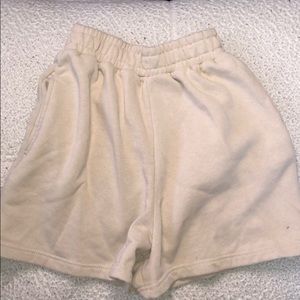 prettylittlething beige shorts size 4 (XS)